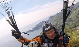 Catanese precipita con parapendio e si schianta al suolo: morto