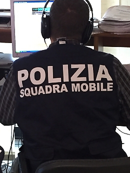 Con mascherina bianca e armato di coltello rapina un tabacchi in Piazza Duomo e fugge