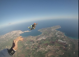 Paracadutismo a Siracusa
Giù dall'aereo e in volo
sulle ali della libertà