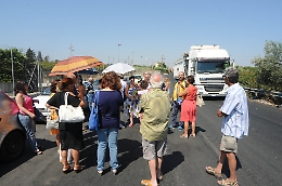 Protesta del comitato Vaccarizzo-Codavolpe davanti alla sede di "Sicula Trasporti"
