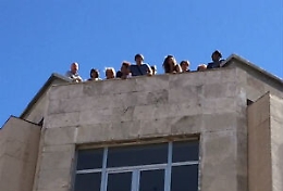 Ancora sul tetto i precari dell'ex Provincia di Enna