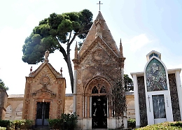 Sacchi di ossa nel cimitero di Caltagirone, sindaco chiama i carabinieri