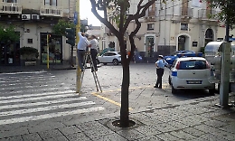Giarre: due cittadini riparano il semaforo di piazza Duomo