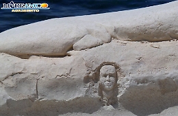 Vandalo scolpisce una testa
nella marna di Sca dei Turchi