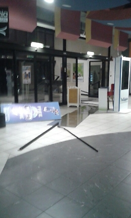 Auto ariete alle "Zagare" per rubare il bancomat, ma la vigilanza mette in fuga i ladri