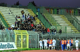 Lega Pro, il Catania soffre a Melfi e pareggia nel finale: duro faccia a faccia coi tifosi a bordo campo