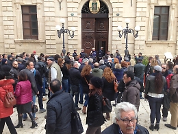 Siracusa, protesta dei cittadini davanti al Comune: «Dimissioni»
