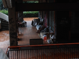 Bivacchi e bagni a cielo aperto: nell'ex centro commerciale "Vulcania" &egrave; emergenza sociale