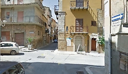 Orrore a Gela: donna uccide le due figlie di 7 e 10 anni con la candeggina e poi tenta il suicidio