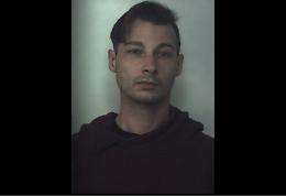 Floridia, botte alla madre per i soldi della droga: arrestato