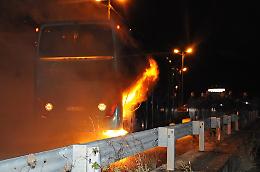 A Messina in fiamme il pullman della Reggina. Zeman jr: «Aggrediti in campo»