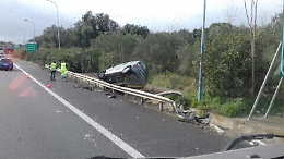 Tangenziale di Catania, auto sbanda e finisce fuori strada