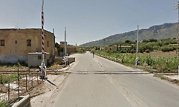 Attraversa un passaggio a livello e si abbassano le sbarre: 19enne salva per miracolo