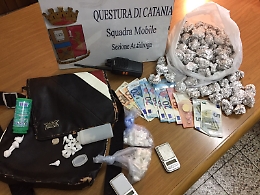 Catania, "pizzicati" mentre spacciano: arrestati