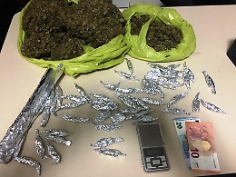 Paternò, i carabinieri irrompono in casa e lo trovano mentre confeziona dosi di droga