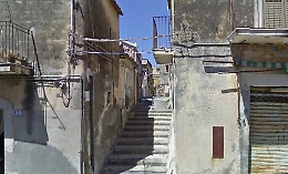 Motta S. Anastasia, litiga col padre, tenta di investirlo e poi lo accoltella