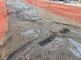 Porto Empedocle, bagnanti in spiaggia tra i liquami