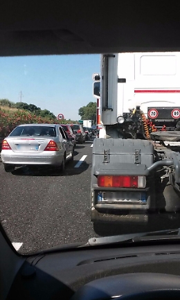 Fila interminabile prima del casello autostradale di San Gregorio