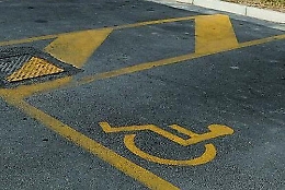 Catania, professionista parcheggia nel posto riservato e dà pugni a un disabile: denunciato