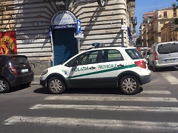 Province abolite, ma non la polizia: che a Catania parcheggia sulle strisce