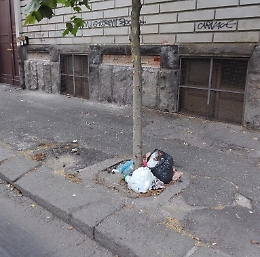 Spazzatura da 18 giorni abbandonata sul marciapiede in via Lago di Nicito