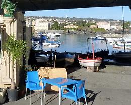 Catania, a Ognina due chioschi-bar che scaricavano a mare