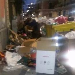 Rifiuti a Catania, via Sant'Angelo Fulci sporca da fare vergogna