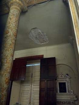 Crolla pezzo di intonaco dal tetto del Duomo di Acireale durante matrimonio: due feriti