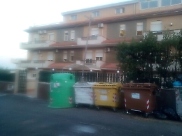 Pazienti, medici e parenti costretti a subire la puzza per i cassonetti davanti alla struttura sanitaria