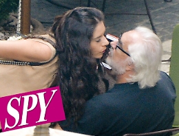 Flavio Briatore in compagnia di una mora che non &egrave; la moglie Elisabetta