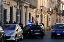 Riposto, tentano di scippare l'incasso a un commerciante ma lui reagisce