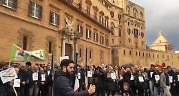 Nel giorno dei rifiuti, davanti all'Ars la protesta del Comitato No Discarica ad Agira
