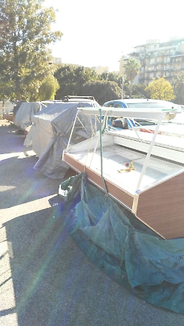 Catania, i banconi abbandonati a novembre sono ancora per strada in pieno centro