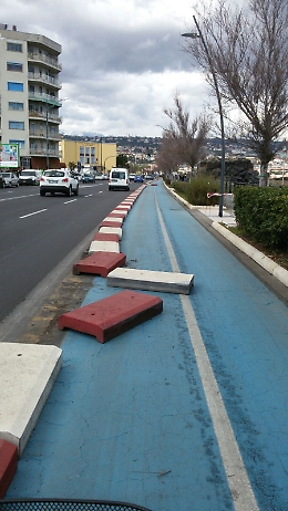 Pista ciclabile di Catania con blocchi divelti: siamo alle solite!