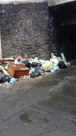 Discarica a cielo aperto in via Orfanotrofio a Catania: bimbi del vicino asilo nido a rischio