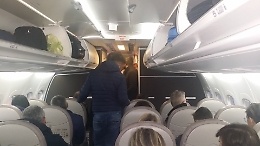 Volotea in ritardo di oltre 5 ore, ma per la compagnia sono "meno" di 3: reclami negati