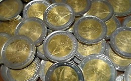 Le monete da 2 euro sempre più appetite dai falsari: ecco come riconoscere quelle vere