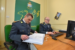 Fiumefreddo, Guardia di Finanza scopre un mini market abusivo