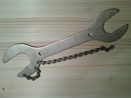 Colpisce il padre con una chiave inglese, minorenne denunciato