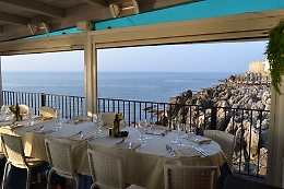 Cefal&ugrave;, la "terrazza sul mare" del ristorante non ha permesso: scatta sequestro preventivo
