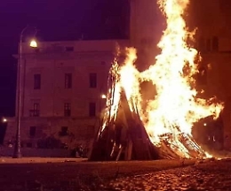 "Vampe di San Giuseppe", sassi contro Polizia e uova contro pompieri