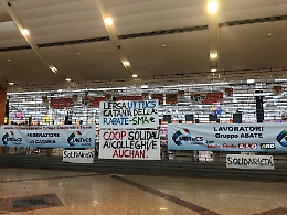 Auchan, le foto del presidio dei lavoratori nella galleria di Città mercato