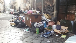 Catania, montagne di rifiuti di fronte al Centro Astalli: bell'esempio anche per i migranti