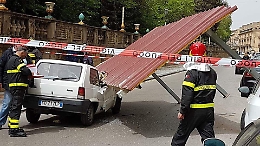 I danni del forte vento in Sicilia: pensiline abbattute e alberi sradicati