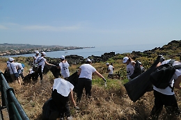 In centinaia hanno risposto all'appello del Wwf: liberate dalla plastica Ognina e Torre Salsa