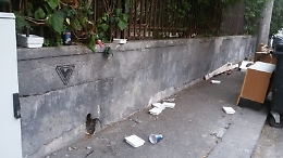 Catania, rifiuti abbandonati davanti l'Istituto Comprensivo Manzoni-Diaz