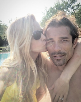 Vacanze d' amore e di riposo per Elena Santarelli, grande mamma accanto al suo Giacomo