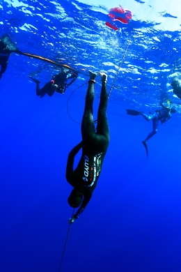 Apnea, le foto del primato mondiale di Alessia Zecchini nel mare di Milazzo
