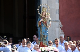 "A Maronna Bammina" abbraccia i suoi fedeli a Ognina