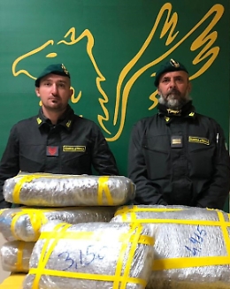 Catania, fermati al casello di San Gregorio con 42 chili di marijuana